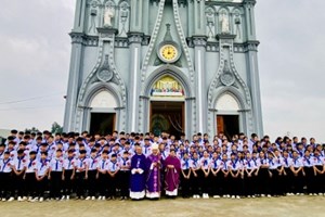 GP.Hưng Hóa - 147 em thiếu nhi lãnh nhận Bí tích Thêm Sức tại Giáo xứ Lã Hoàng